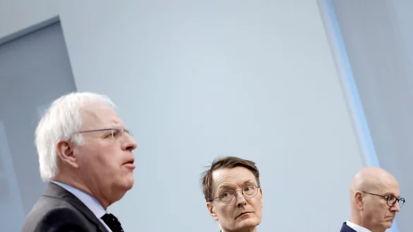Laut Reinhard Sager (l.), Präsident des Landkreistages, reichen Karl Lauterbachs Pläne gegen die Klinikinsolvenzen nicht aus. - © Carsten Koall/dpa