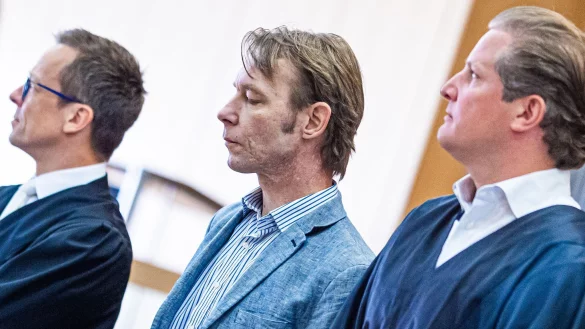 Die Richter im Prozess gegen Christian B. gelten nach der Entscheidung einer anderen Strafkammer nicht als befangen. (Archivbild Angeklagter und Verteidiger) - &copy; Moritz Frankenberg/dpa Pool/dpa