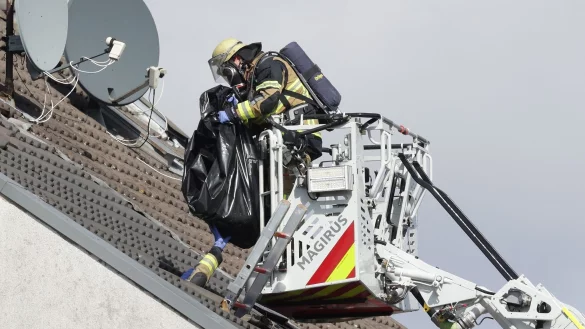 Ein Feuerwehrmann birgt die letzte Vermisste in einem Leichensack aus einem Haus in Solingen. - &copy; David Young/dpa