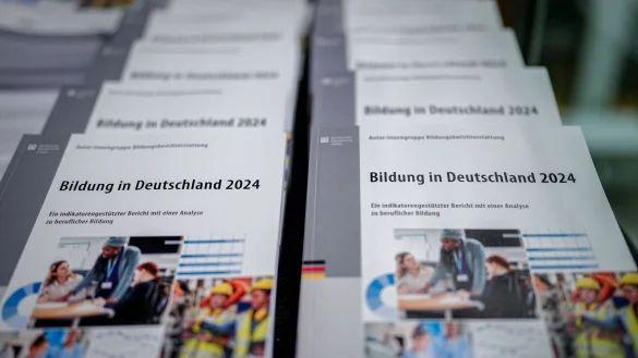 Der nationale Bildungsbericht erscheint alle zwei Jahre. Auf mehreren hundert Seiten werden Entwicklungen, Trends und Probleme im gesamten deutschen Bildungssystem beschrieben. - &copy; Kay Nietfeld/dpa