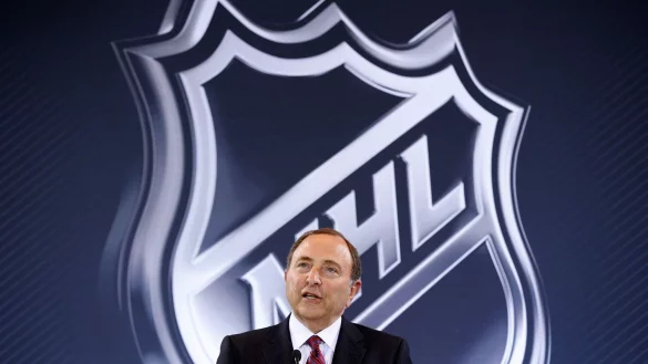 Gary Bettman, Chef der nordamerikanischen Eishockey-Profiliga NHL, hat die Teilnahme der Spieler bei Olympia 2026 verk&uuml;ndet. - &copy; John Locher/AP/dpa