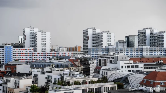 Vor allem in Gro&szlig;st&auml;dten wie hier in Berlin rutscht man leicht &uuml;ber die im B&uuml;rgergeld gestattete Mieth&ouml;he. (Archivbild) - &copy; Britta Pedersen/dpa-Zentralbild/dpa