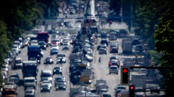 Die Bundesregierung muss nach einer Gerichtsentscheidung mehr f&uuml;r bessere Luft tun. (Symbolbild) - &copy; Michael Kappeler/dpa
