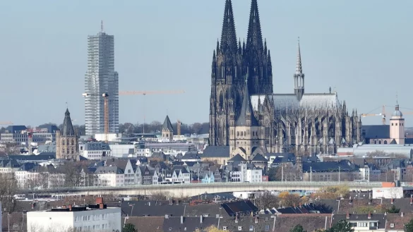 Der K&ouml;lner Dom ist aus der Ferne zu sehen. - &copy; Sascha Thelen/dpa/Symbolbild