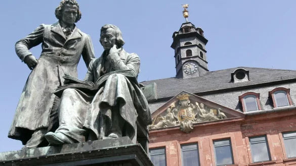 Das Denkmal der Br&uuml;der Grimm steht vor dem Rathaus in Hanau. - &copy; Frank Rumpenhorst/dpa