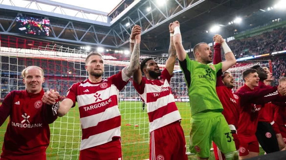 Die D&uuml;sseldorfer Spieler jubeln nach der Partie in der Merkur Spiel-Arena. - &copy; Marius Becker/dpa