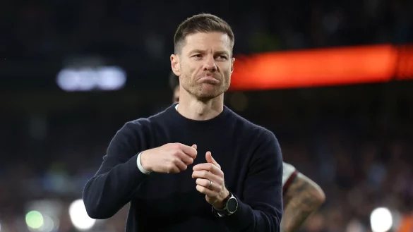 Leverkusens Trainer Xabi Alonso nach dem Spiel bei den Fans. - &copy; Jan Woitas/dpa