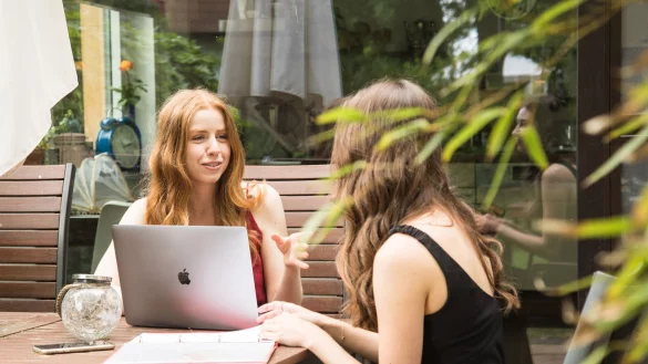 Steigende Nachfrage: Viele Eltern auf kostenpflichtige Nachhilfe zur&uuml;ck insbesondere, wenn die Kinder h&ouml;here Klassenstufen erreichen. - &copy; Christin Klose/dpa-tmn