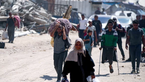 Ein neuer Vorsto&szlig; Israels gegen Raketenstellungen der Hamas treibt Tausende Pal&auml;stinenser in die Flucht. - &copy; Abdel Kareem Hana/AP/dpa