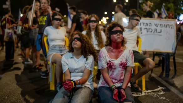 Auf Protestkundgebungen wird Israels Regierungschef Netanjahu vorgeworfen, die Geiseln in Gaza im Stich zu lassen. - &copy; Ohad Zwigenberg/AP/dpa