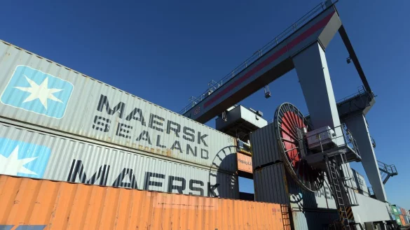 Die Containerreedereien Hapag-Lloyd und Maersk haben eine Zusammenarbeit vereinbart. - &copy; picture alliance / dpa