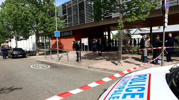 Der Tatort in der N&auml;he der Schule: Der mutma&szlig;liche T&auml;ter ist vorher nicht wegen Radikalisierung aufgefallen. - &copy; Frederick Florin/AFP/dpa