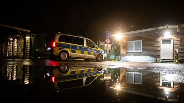 Die Polizei steht vor einer Fl&uuml;chtlingsunterkunft. - &copy; Justin Brosch/dpa