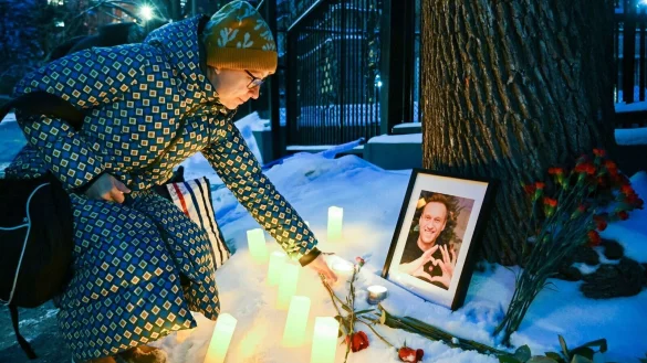 Auch im kanadischen Montreal gedenken Menschen dem verstorbenen Nawalny. - &copy; Graham Hughes/The Canadian Press via AP/dpa