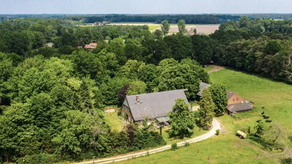 Das Geb&auml;ude, in dem die RTL-Realityshow "Sommerhaus der Stars" gedreht wurde (Aufnahme mit Drohne). - &copy; Guido Kirchner/dpa