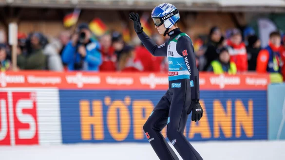 Will sich beim Jubeln nun zur&uuml;ckhalten: Andreas Wellinger. - &copy; Daniel Karmann/dpa