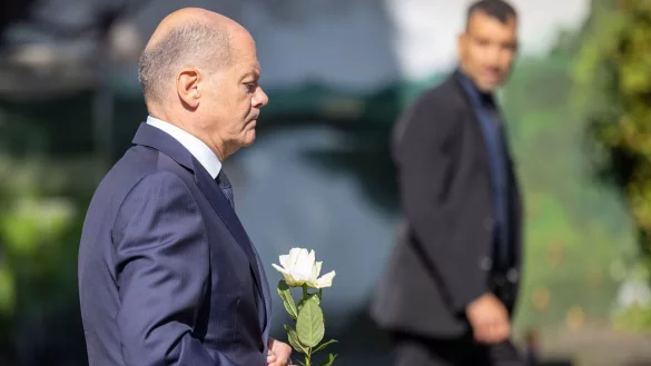 Kanzler Scholz reist erneut nach Solingen, um der Toten der Messerattacke zu gedenken - &copy; Thomas Banneyer/dpa