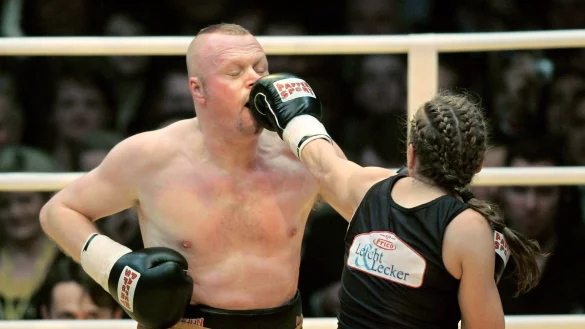 Stefan Raab will am 14. September gegen Regina Halmich alles geben. (Archivbild) - © Rolf Vennenbernd/dpa