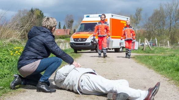In Notfällen ist jede Hilfe wichtig, da Nichtstun strafbar ist. - © Benjamin Nolte/dpa-tmn
