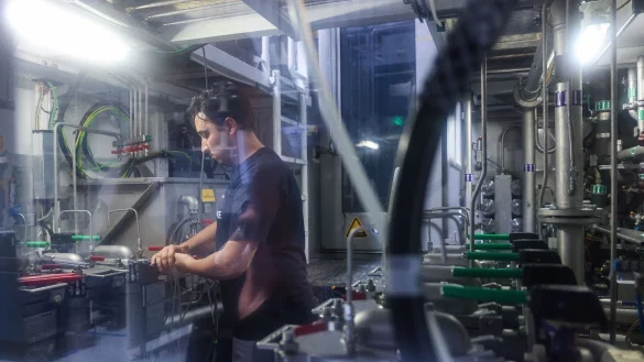 Eine Fachkraft aus Marokko w&auml;hrend seiner T&auml;tigkeit in einer Firma f&uuml;r Antriebstechnik. - &copy; Jan Woitas/dpa