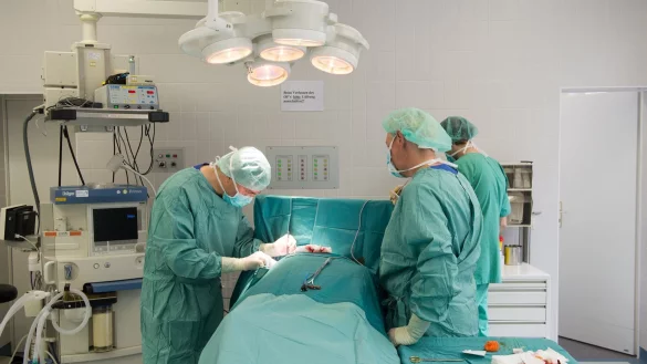 &Auml;rzte wechseln einen Herzschrittmacher aus. Herzkrankheiten z&auml;hlen zu den h&auml;ufigsten Todesursachen. - &copy; Maurizio Gambarini/dpa