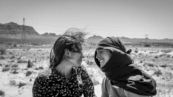 Ruben Soto (r), ein Migrant aus Venezuela, und Rosa Bello, eine Migrantin aus Honduras, auf dem Dach des Zuges, der als &laquo;The Beast&raquo; (Bestie) bekannt ist, in Samalayuca. Ruben und Rosa lernten sich in Mexiko kennen und verliebten sich auf ihrem Weg in die Vereinigten Staaten. Der aus Venezuela stammende Fotograf Alejandro Cegara wurde in der Kategorie langfristige Projekte f&uuml;r eine Serie &uuml;ber Immigration in Mexiko ausgezeichnet. - &copy; Alejandro Cegarra/The New York Times/Bloomberg/dpa