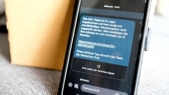 Verbrauchersch&uuml;tzer warnen vor gef&auml;lschten Paketbenachrichtigungen und raten dazu, keine Links zu &ouml;ffnen oder pers&ouml;nliche Daten preiszugeben. - &copy; Laura Ludwig/dpa-tmn/dpa