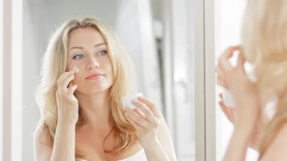 Pflege f&uuml;r trockene Haut: Eine gute Feuchtigkeitscreme muss nicht zwingend vom Markenhersteller kommen. - &copy; Monique W&uuml;stenhagen/dpa-tmn/dpa