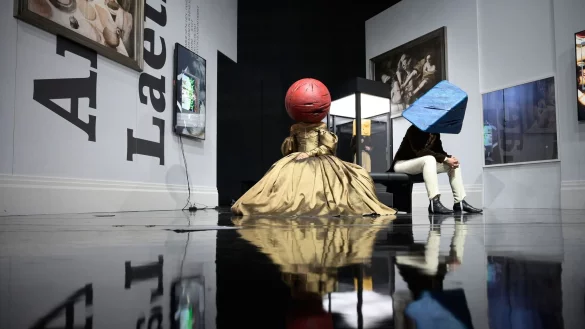 Das im Deutschen Theater Berlin im Herbst 2023 uraufgef&uuml;hrte St&uuml;ck &laquo;Baracke&raquo;. Mit dem St&uuml;ck er&ouml;ffnet der renommierte M&uuml;lheimer Theaterwettbewerb. - &copy; Thomas Aurin/Deutsches Theater Berlin/dpa