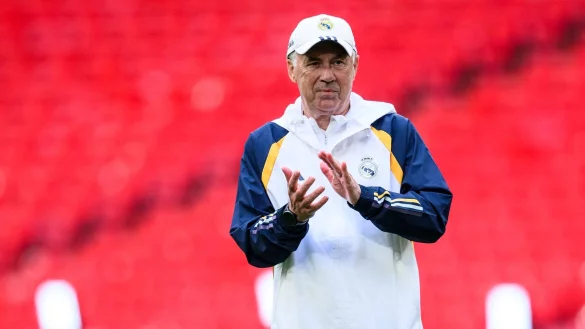 Madrids Trainer Carlo Ancelotti klatscht nach dem Training. - &copy; Tom Weller/dpa