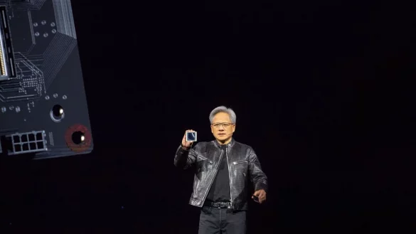 Nvidia-Chef Jensen Huang zeigt auf der hauseigenen Entwicklerkonferenz GTC den neuen KI-Chip Blackwell. - &copy; Andrej Sokolow/dpa