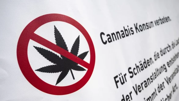 &bdquo;Cannabis Konsum verboten&ldquo; steht auf einem Plakat. - &copy; Marijan Murat/dpa