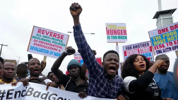 Viele Menschen selbst in den Gro&szlig;st&auml;dten Nigerias k&ouml;nnen sich keine drei Mahlzeiten mehr leisten. - &copy; Sunday Alamba/AP/dpa