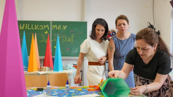 Annalena Baerbock besucht ein Eltern-Kind-Zentrum in Potsdam. Sie fordert, finanziell schw&auml;chere Familien bei der Ausstattung mit Schulmaterial nicht im Stich zu lassen. - &copy; Soeren Stache/dpa