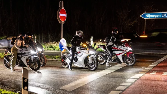 Hunderte PKW und Motorr&auml;der im Rahmen des "Car-friday" in Goch am Niederrhein. - &copy; Christoph Reichwein/dpa
