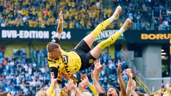 Dortmunds Marco Reus wird nach dem Spiel in die Luft geworfen. - &copy; Bernd Thissen/dpa
