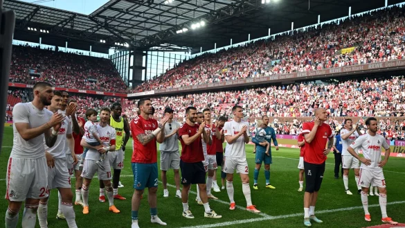 K&ouml;lns Spieler stehen nach dem Spiel vor den Fans. - &copy; Federico Gambarini/dpa