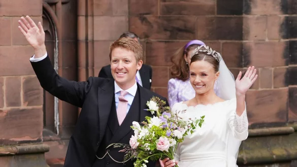 Olivia Henson und Hugh Grosvenor, der Duke of Westminster, verlassen nach ihrer Hochzeit die Kathedrale von Chester. - &copy; Peter Byrne/PA Wire/dpa