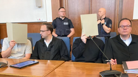 Die angeklagten Polizeibeamten und ihre Verteidiger im Landgericht Dortmund. - © Carsten Linnhoff/dpa