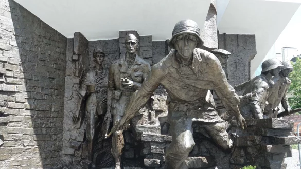 Als zweiter Bundespr&auml;sident darf Frank-Walter Steinmeier am Denkmal f&uuml;r den Warschauer Aufstand sprechen. - &copy; Friedemann Kohler/dpa