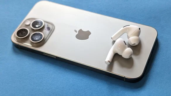 Airdods Pro 2: Die Kopfh&ouml;rer von Apple sind nahtlos auf das Smartphone aus dem eigenen Hause abgestimmt. - &copy; Christoph Dernbach/dpa-tmn