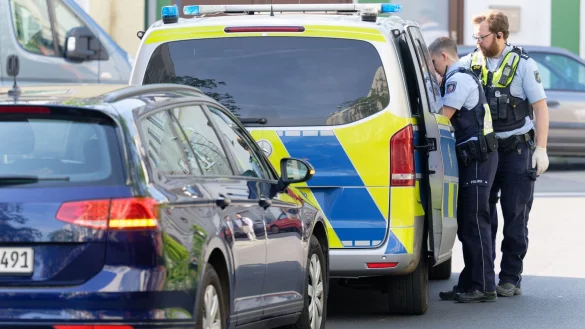 Ein Polizeiauto steht in einer Stra&szlig;e am Rand des B&uuml;rgerparks in K&ouml;ln-Kalk. - &copy; Henning Kaiser/dpa