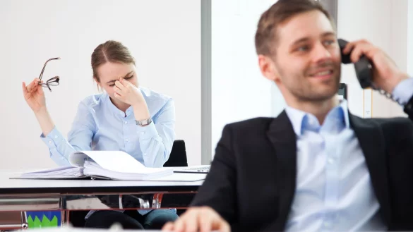 Dauerbeschallung: Typische Ger&auml;usche aus dem Gro&szlig;raumb&uuml;ro empfinden manche Besch&auml;ftige als besonders belastend. - &copy; Christin Klose/dpa-tmn