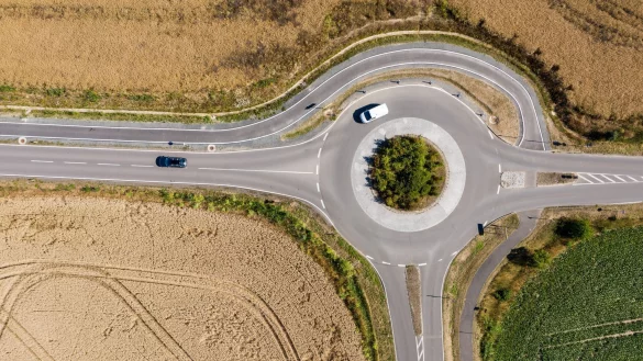 Viele Verkehrsteilnehmer blinken im Kreisverkehr falsch: Beim Einfahren bleibt der Blinker aus, beim Verlassen ist er unerl&auml;sslich, um die Sicherheit und den Verkehrsfluss zu gew&auml;hrleisten. - &copy; Jan Woitas/dpa-Zentralbild/dpa-tmn