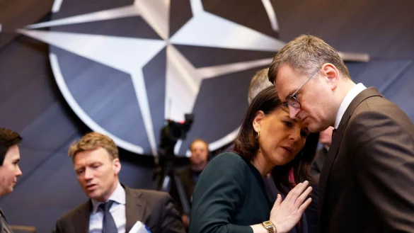 Bundesau&szlig;enministerin Annalena Baerbock (l.) im Gespr&auml;ch mit ihrem Amtskollegen Dmytro Kuleba aus der Ukraine. - &copy; Geert Vanden Wijngaert/AP/dpa