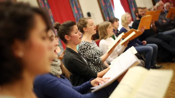 Zusammen atmen, zusammen singen: IN NRW haben Ch&ouml;re wieder mehr Zulauf - &copy; Fredrik von Erichsen/dpa