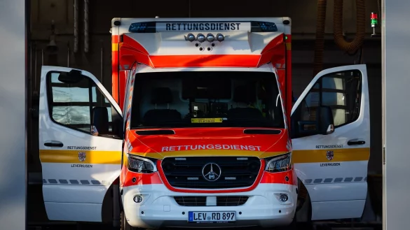 Ein Rettungswagen mit offenen T&uuml;ren steht in einer Feuerwache. - &copy; Rolf Vennenbernd/dpa/Symbolbild