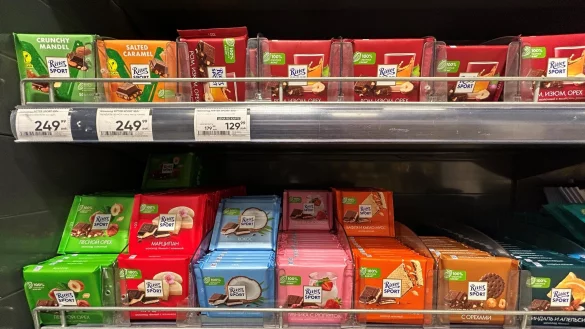 Tafeln des Schokoladenherstellers Ritter Sport im Regal einer Supermarktkette in Moskau. - © Ulf Mauder/dpa