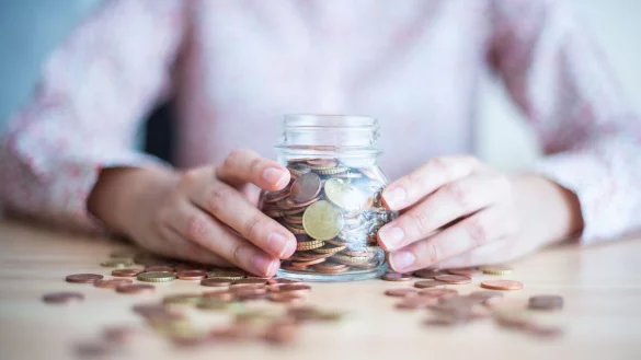 Regelm&auml;&szlig;ige Taschengeldzahlungen sind besser als immer mal wieder Geld zustecken, lautet der Expertenrat. - &copy; Arne Immanuel B&auml;nsch/dpa/dpa-tmn