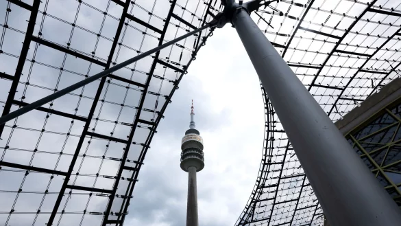 Ab dem 1. Juni wird der Olympiaturm wegen Sanierungsarbeiten f&uuml;r voraussichtlich zwei Jahre geschlossen. Gef&uuml;hrte Touren &uuml;ber das Zeltdach des Olympiastadions gibt es weiterhin. - &copy; Sven Hoppe/dpa